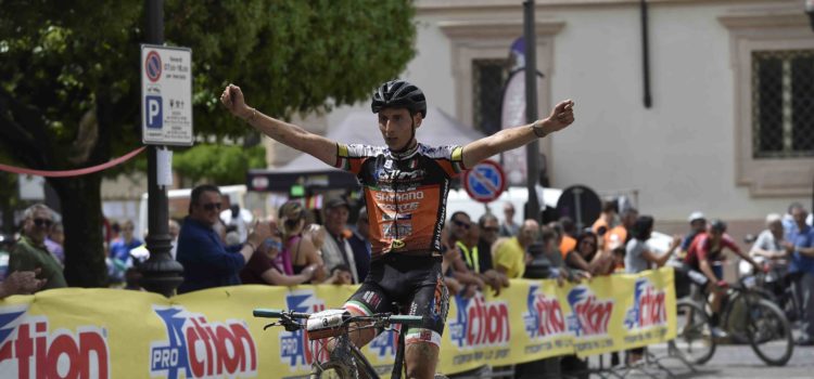 ANTONIO FOLCARELLI E MONICA PETRUCCIOLI TRIONFANO ALLA GRANFONDO MARE E MONTI PROACTION